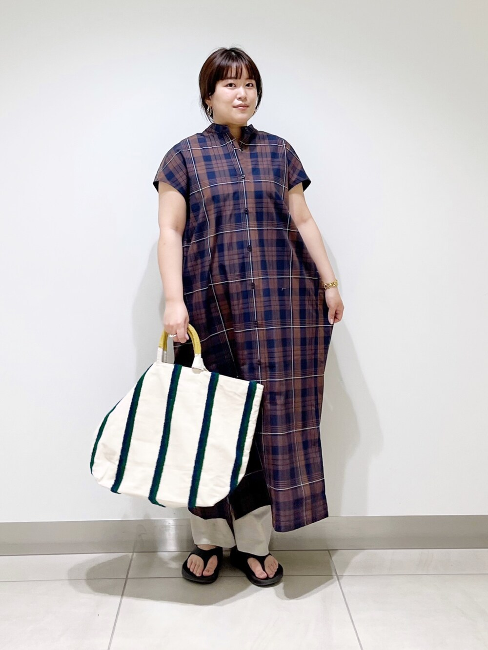 ブラウン系のワンピース、ベージュ系のその他パンツ、ブラック系のサンダルを着用したレディースの春コーディネートの10枚目の写真