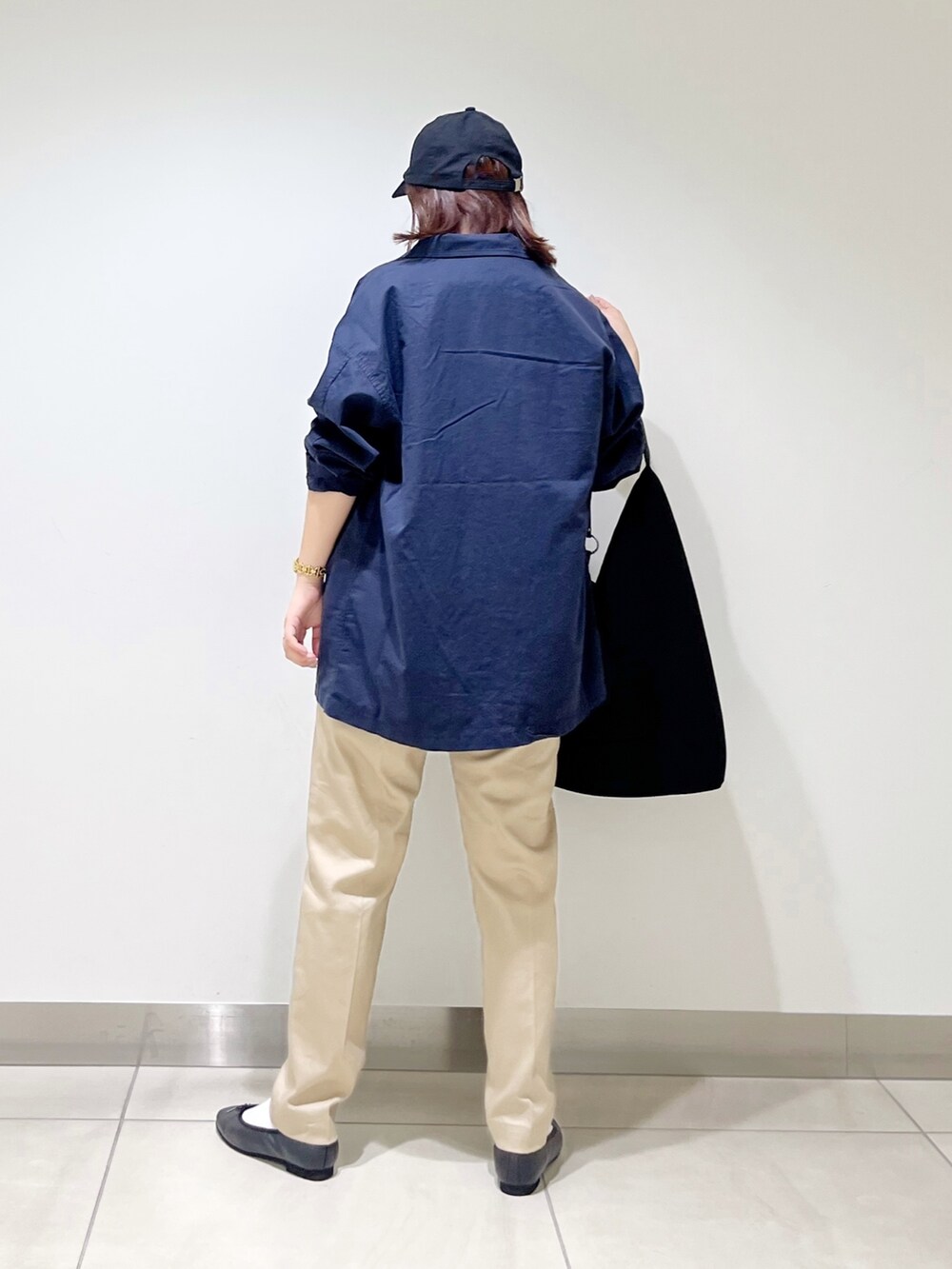 ベージュ系のシャツ/ブラウス、ブルー系のその他アウター、ブラック系のトートバッグを着用したレディースの秋コーディネートの6枚目の写真
