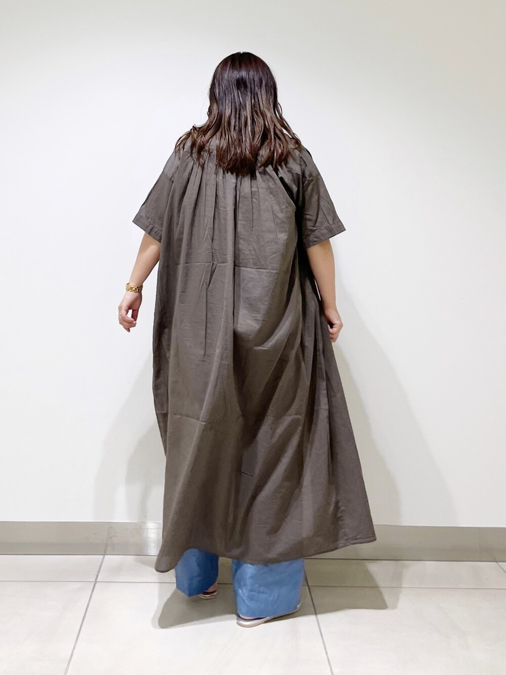 ブルー系のその他パンツ、ホワイト系のTシャツ/カットソー、グリーン系のワンピースを着用したレディースの夏コーディネートの4枚目の写真