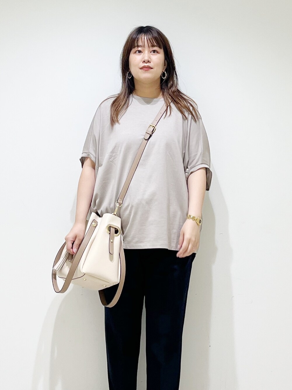 グレー系のTシャツ/カットソー、ブルー系のパンツ、ホワイト系のトートバッグを着用したレディースの夏コーディネートの5枚目の写真