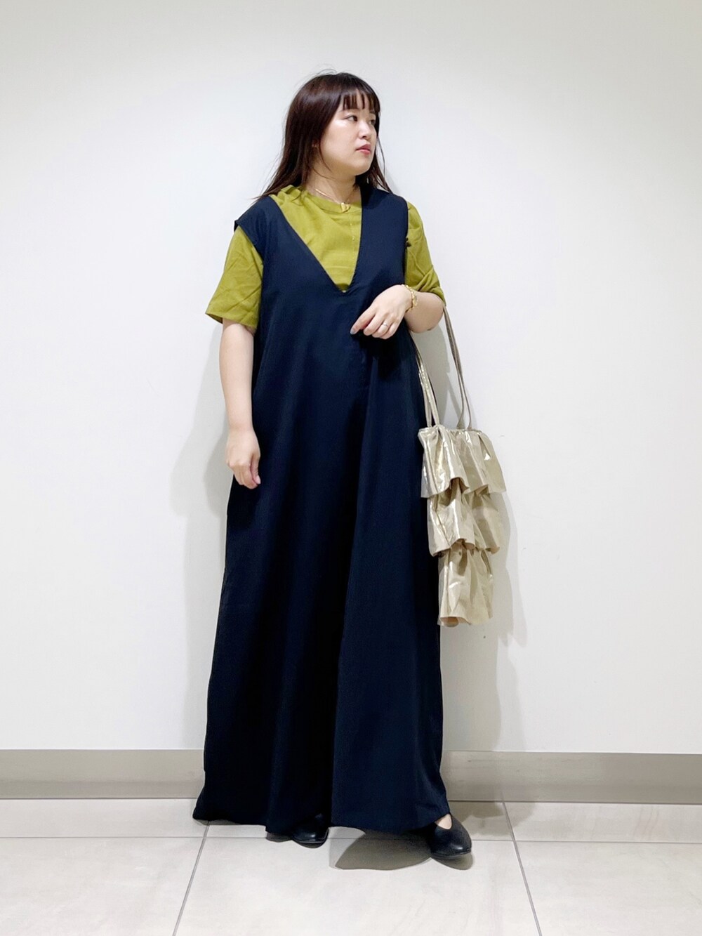 イエロー系のシャツ/ブラウス、ブルー系のワンピース、ゴールド系のトートバッグを着用したレディースの夏コーディネートの10枚目の写真