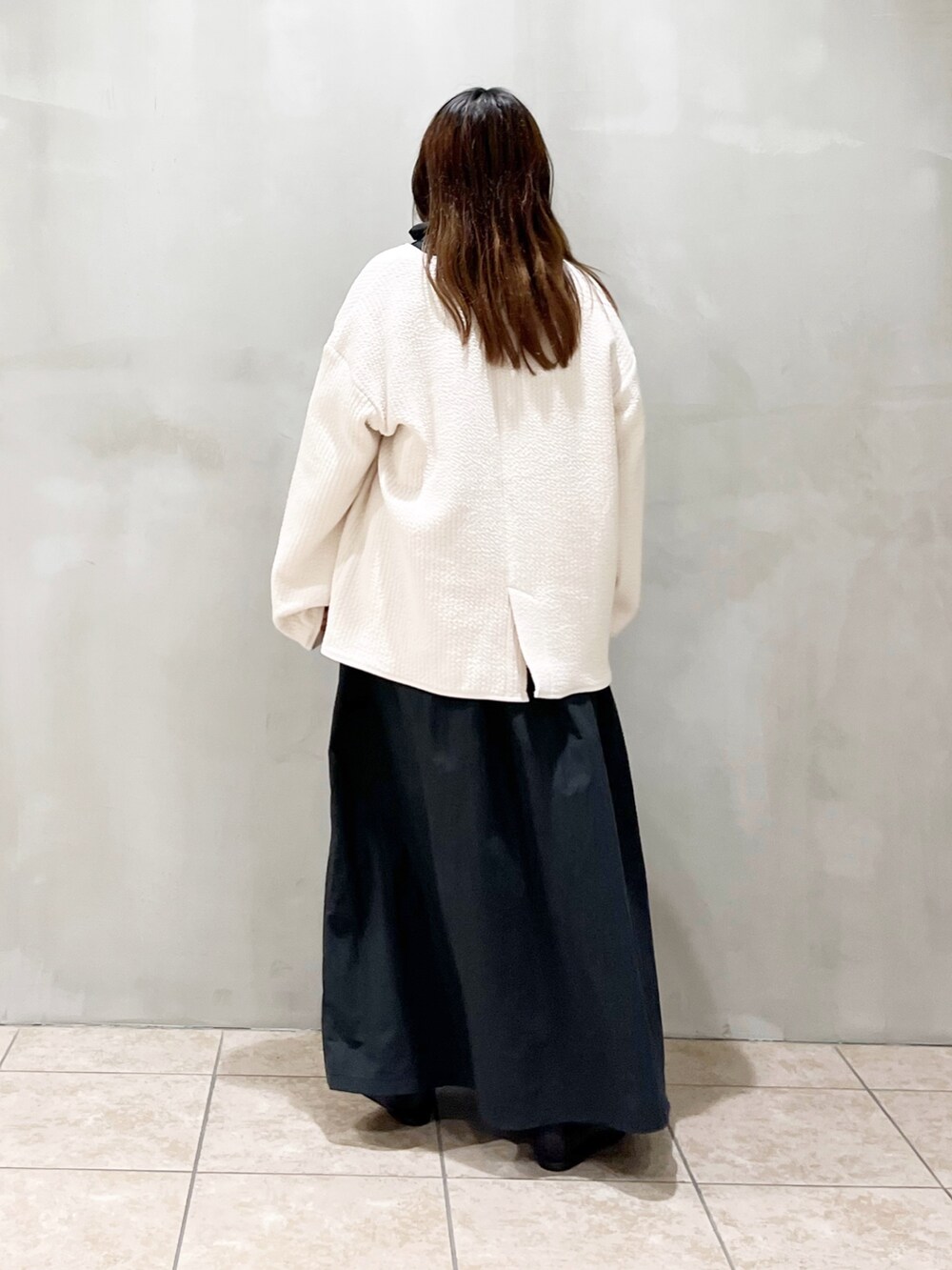 ホワイト系のノーカラージャケット、ブラック系のワンピース/ドレス、ブラック系のバレエシューズを着用したレディースの夏コーディネートの6枚目の写真