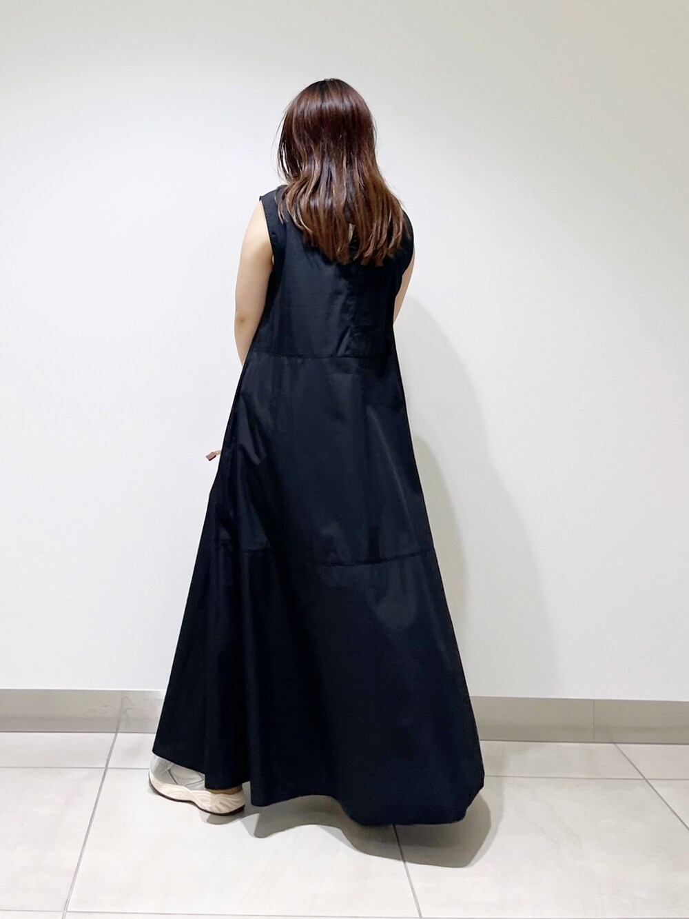 ブラック系のワンピース/ドレス、イエロー系のトートバッグ、グレー系のスニーカーを着用したレディースの夏コーディネートの6枚目の写真