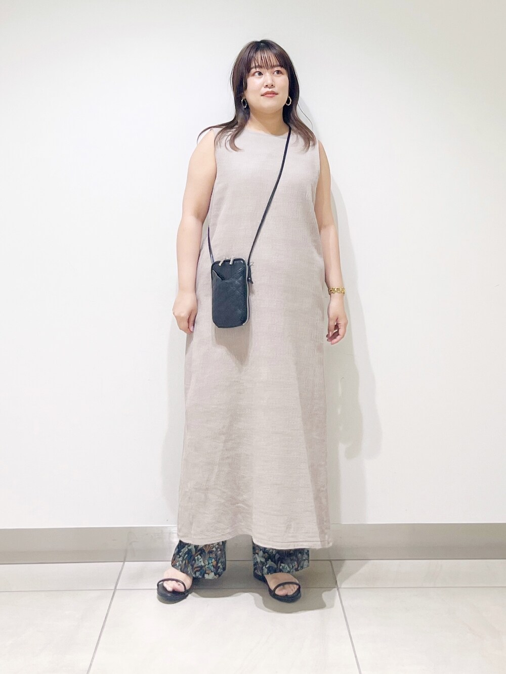 グレー系のワンピース、ブラック系のショルダーバッグ、ブルー系のその他パンツを着用したレディースの夏コーディネートの8枚目の写真