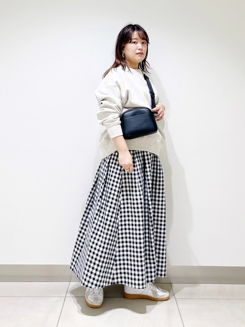 その他のスカート、グレー系のスウェットを着用したレディースの春コーディネートの4枚目の写真