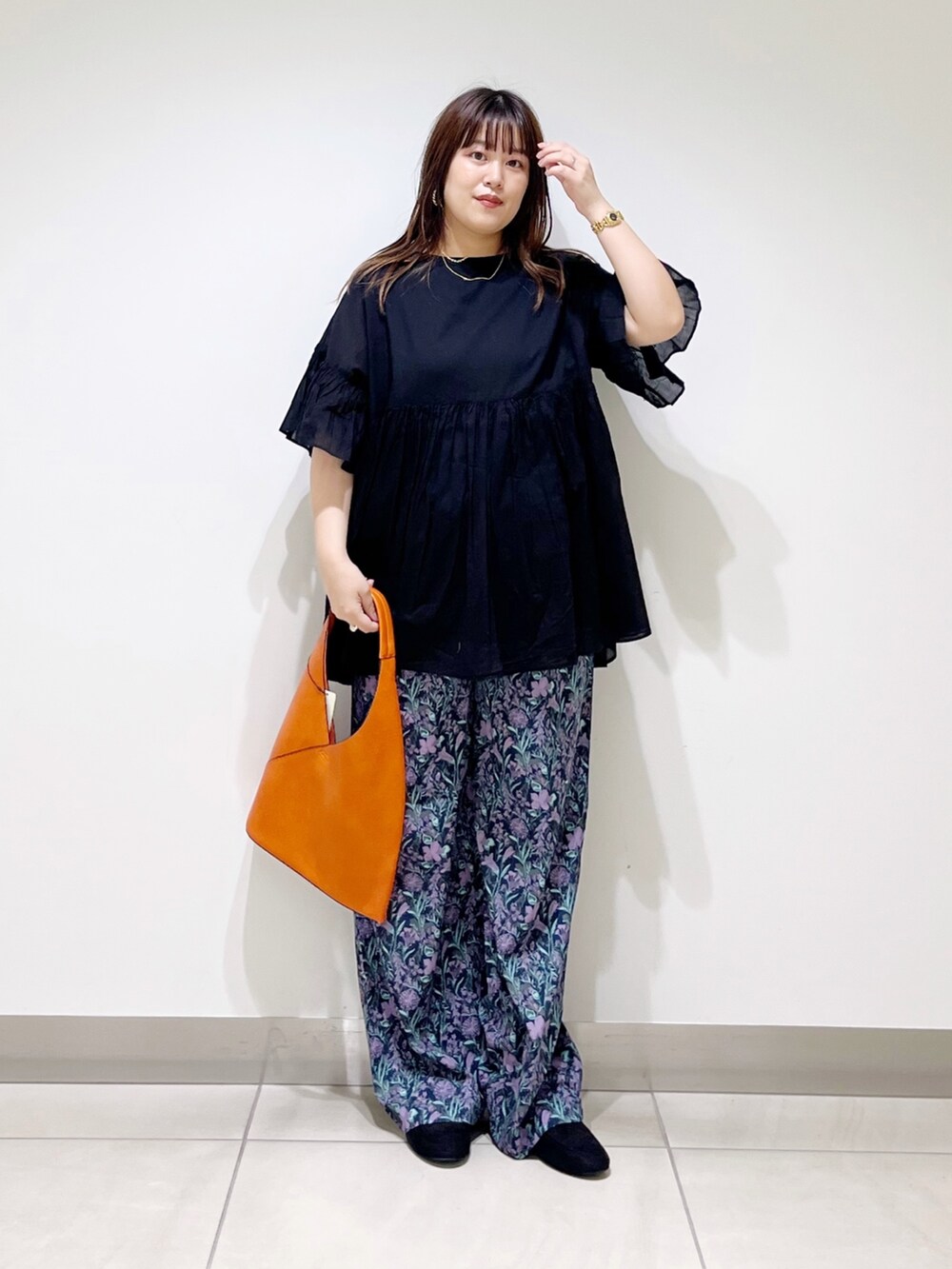 ブラック系のシャツ/ブラウス、オレンジ系のトートバッグ、ブルー系のその他パンツを着用したレディースの夏コーディネートの9枚目の写真