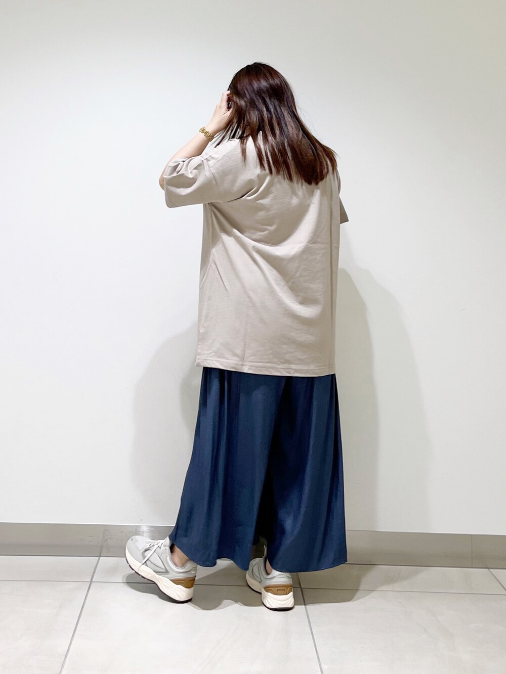 ベージュ系のTシャツ/カットソー、グレー系のトートバッグ、ブルー系のその他パンツを着用したレディースの夏コーディネートの3枚目の写真