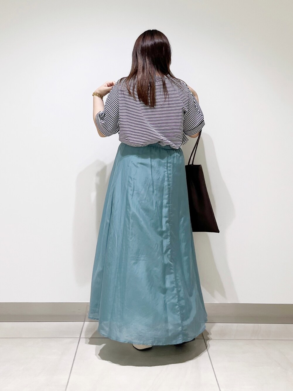 ホワイト系のTシャツ/カットソー、ホワイト系のスカート、ブラウン系のトートバッグを着用したレディースの夏コーディネートの8枚目の写真