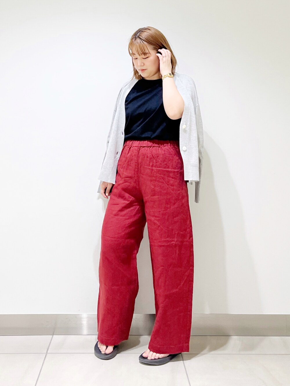 ブラウン系のその他パンツ、ブラック系のTシャツ/カットソー、グレー系のカーディガン/ボレロを着用したレディースの春コーディネートの3枚目の写真