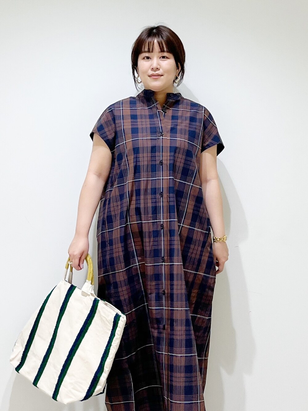 ブラウン系のワンピース、ベージュ系のその他パンツ、ブラック系のサンダルを着用したレディースの春コーディネートの8枚目の写真