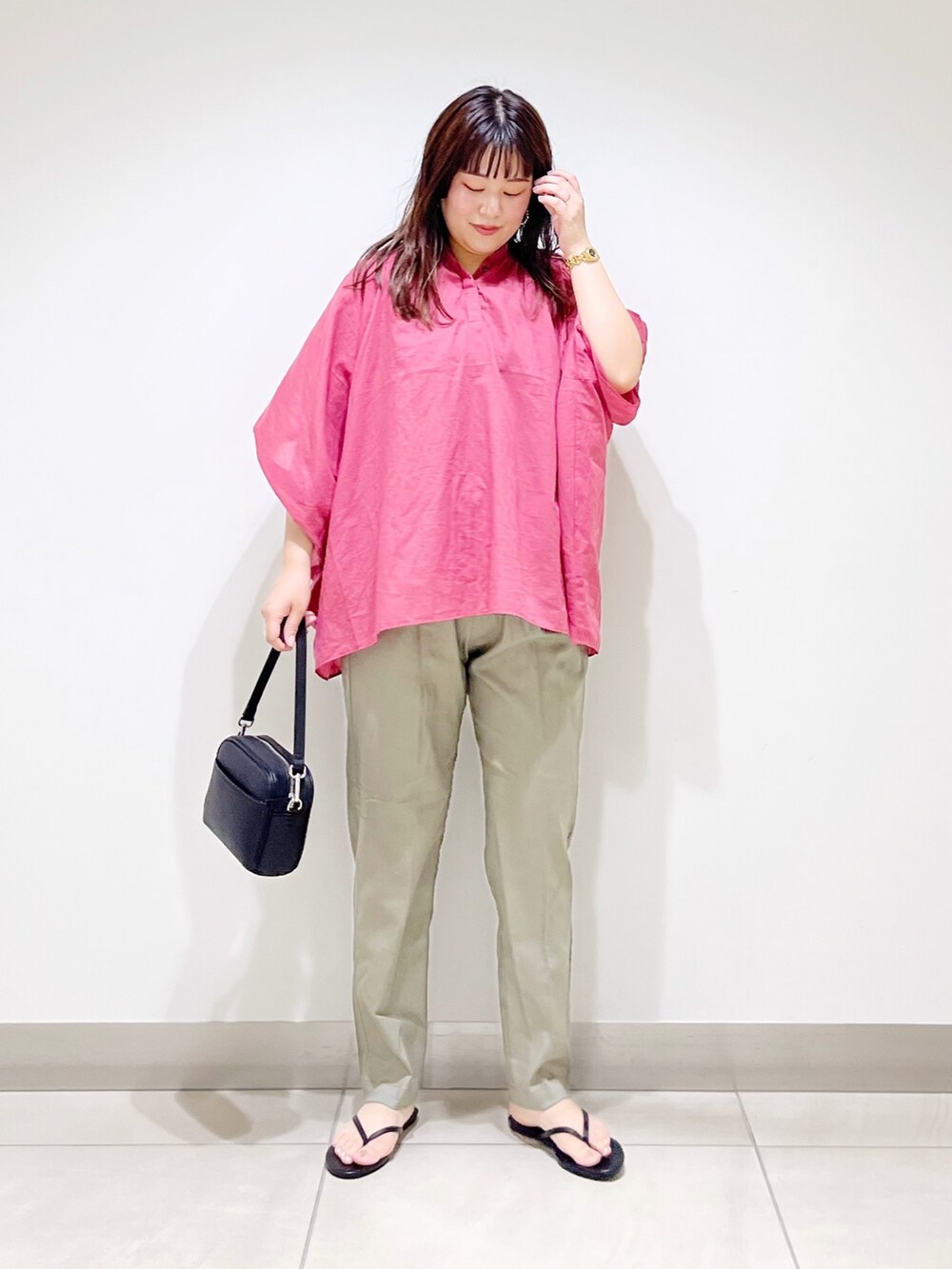 ピンク系のシャツ/ブラウス、グリーン系のその他パンツ、ブラック系のショルダーバッグを着用したレディースの夏コーディネートの2枚目の写真