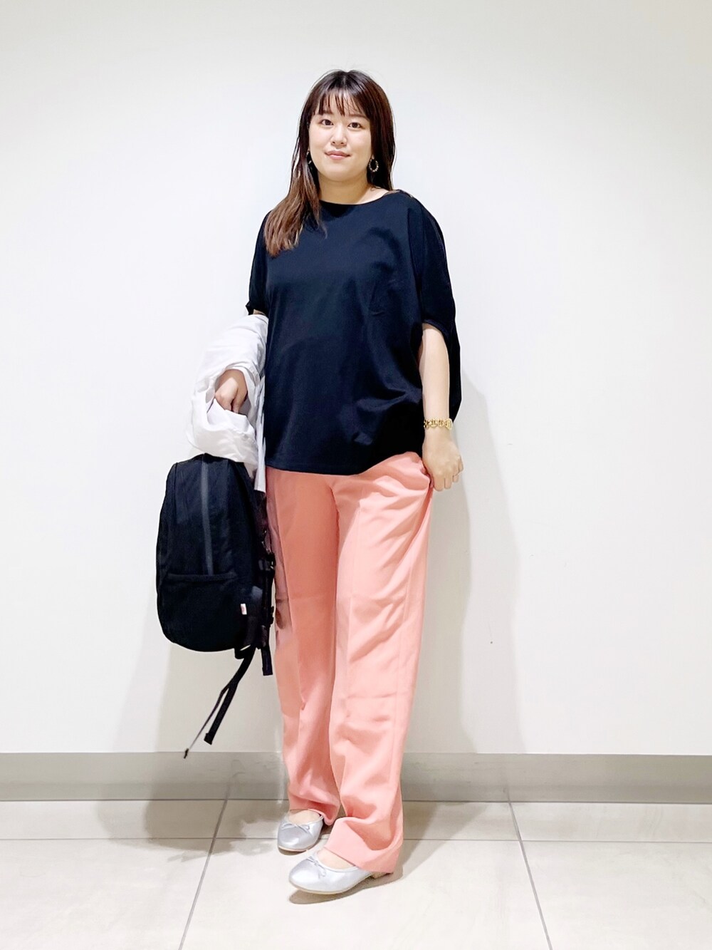 ブラック系のTシャツ/カットソー、ベージュ系のシャツ/ブラウス、ブラック系のバックパック/リュックを着用したレディースの夏コーディネートの6枚目の写真