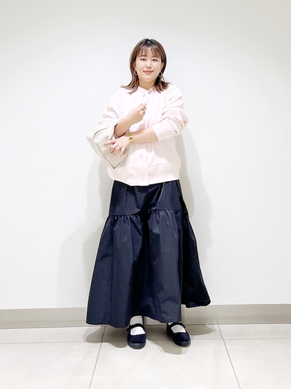 ピンク系のカーディガン/ボレロ、ブラック系のスカート、ブラック系のその他シューズを着用したレディースの夏コーディネートの3枚目の写真