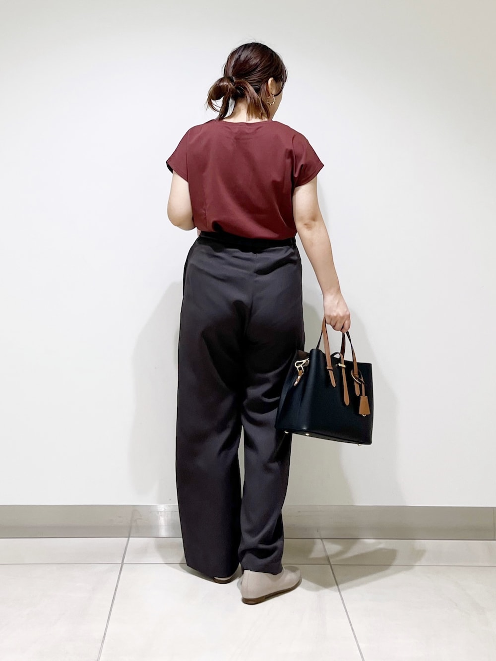 レッド系のTシャツ/カットソー、グレー系のその他パンツ、ブラック系のトートバッグを着用したレディースの夏コーディネートの7枚目の写真