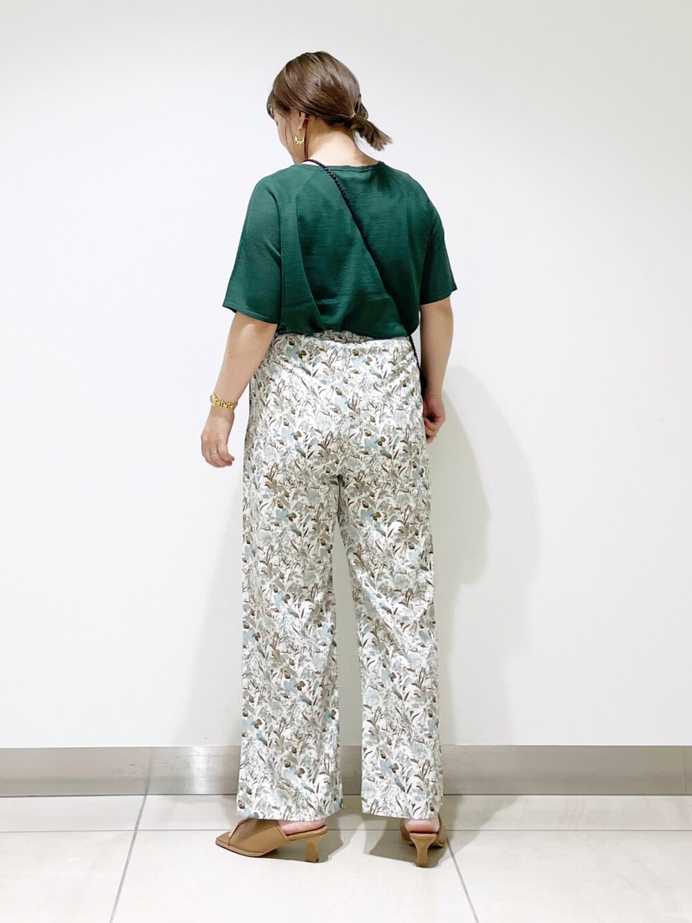 グリーン系のTシャツ/カットソー、ホワイト系のその他パンツ、ベージュ系のサンダルを着用したレディースの夏コーディネートの5枚目の写真