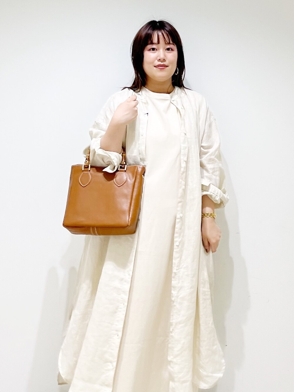 ベージュ系のワンピース、ベージュ系のワンピース、ブラウン系のトートバッグを着用したレディースの夏コーディネートの4枚目の写真