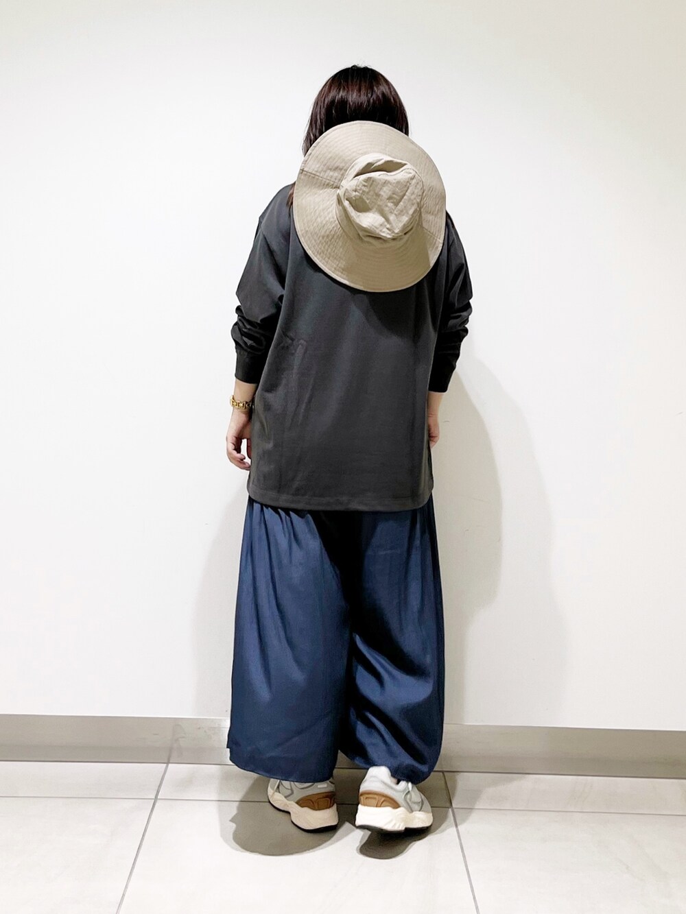 グレー系のTシャツ/カットソー、ブルー系のその他パンツ、グレー系のスニーカーを着用したレディースの夏コーディネートの7枚目の写真