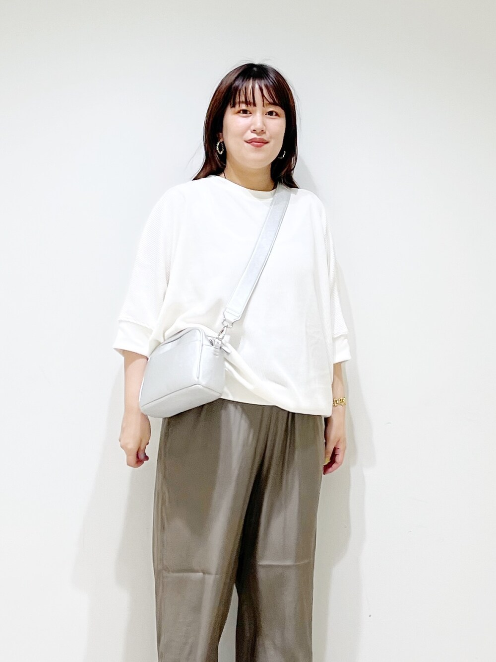 ホワイト系のTシャツ/カットソー、シルバー系のショルダーバッグ、ブラウン系のその他パンツを着用したレディースの夏コーディネートの8枚目の写真