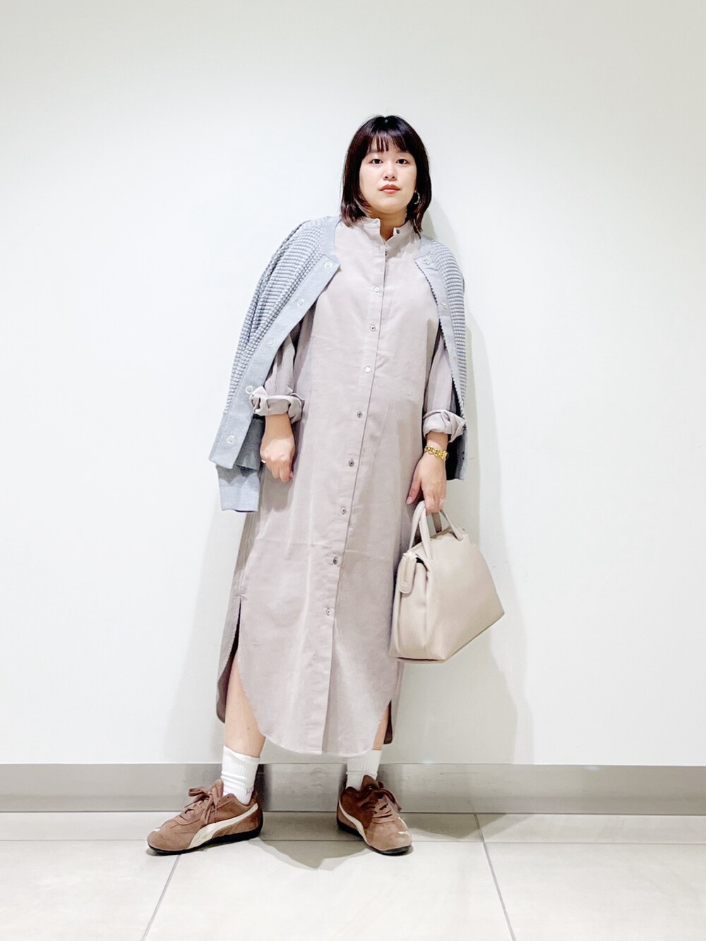 ベージュ系のワンピース、グレー系のカーディガン/ボレロ、グレー系のボストンバッグを着用したレディースの秋コーディネートの8枚目の写真