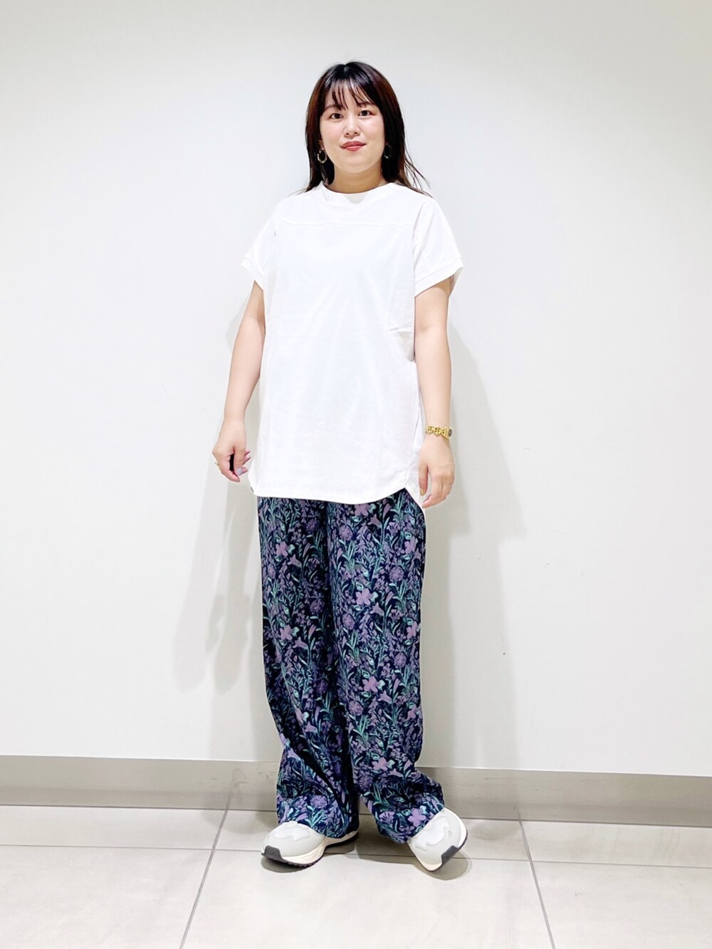 ホワイト系のトップス、ブルー系のその他パンツ、グレー系のスニーカーを着用したレディースの夏コーディネートの3枚目の写真