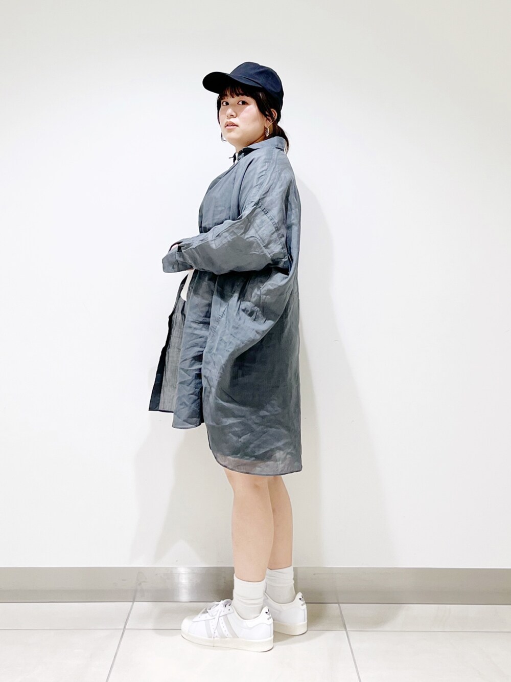 グリーン系のシャツ/ブラウス、ホワイト系のTシャツ/カットソー、ブラック系のその他パンツを着用したレディースの春コーディネートの5枚目の写真