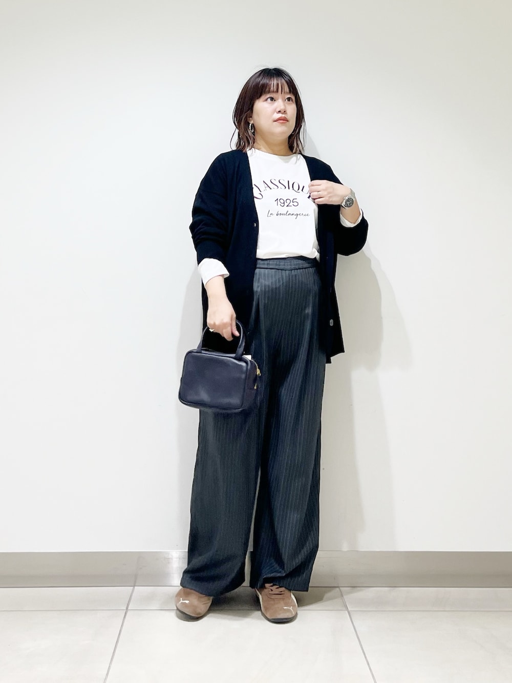 ブラック系のカーディガン/ボレロ、その他のその他パンツ、ホワイト系のTシャツ/カットソーを着用したレディースの秋コーディネートの9枚目の写真