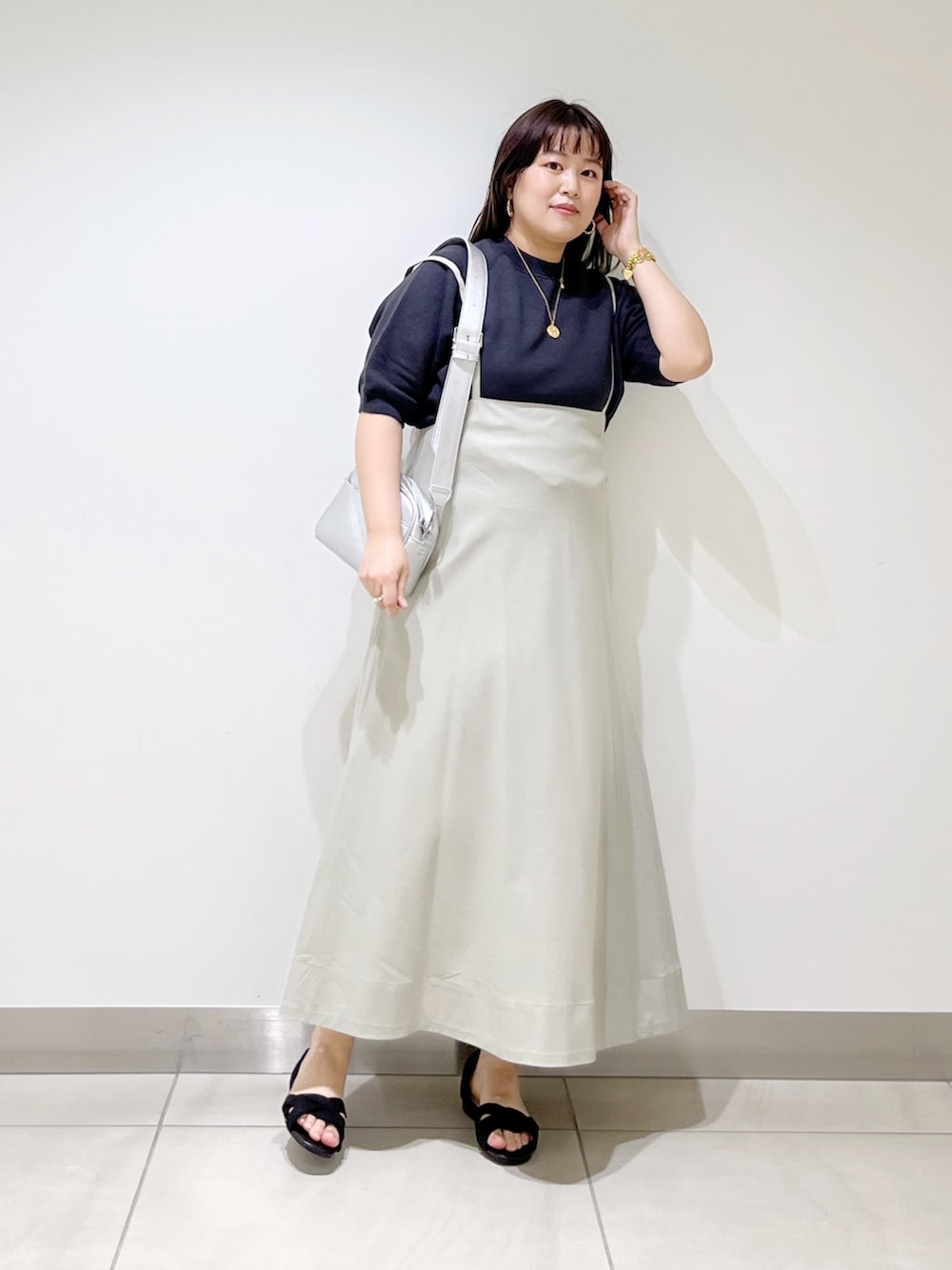グレー系のTシャツ/カットソー、ベージュ系のスカート、シルバー系のショルダーバッグを着用したレディースの春コーディネートの5枚目の写真