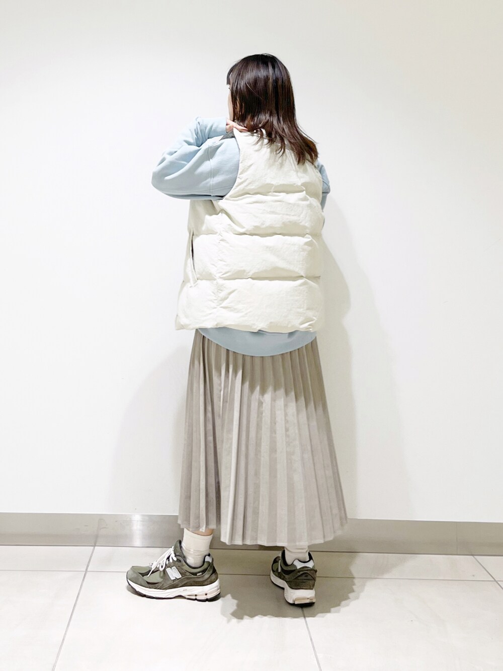 「シンプルコーデ、ダウンベスト、スニーカーコーデ、ロングスカート、タートルネック、ビッグシルエット、スウェット、休日スタイル、淡色コーデ、きれいめカジュアル、ボリューム袖、プリーツスカート、大人カジュアル、ゆるコーデ、ベスト」|「URBAN RESEARCH DOORSのダウンベスト(ダウンベスト、ホワイト系)」を使った、サトみ。さん(レディース・151cm)の秋コーディネートの3枚目の写真