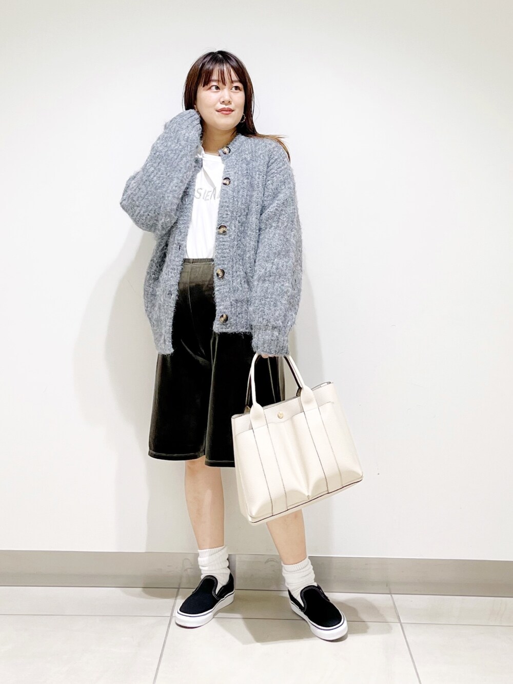 グリーン系のその他パンツ、グレー系のカーディガン/ボレロ、ベージュ系のTシャツ/カットソーを着用したレディースの夏コーディネートの4枚目の写真