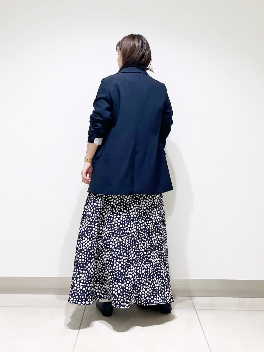 ブルー系のその他アウター、ブルー系のワンピース、ブラック系のパンプスを着用したレディースの秋コーディネートの3枚目の写真