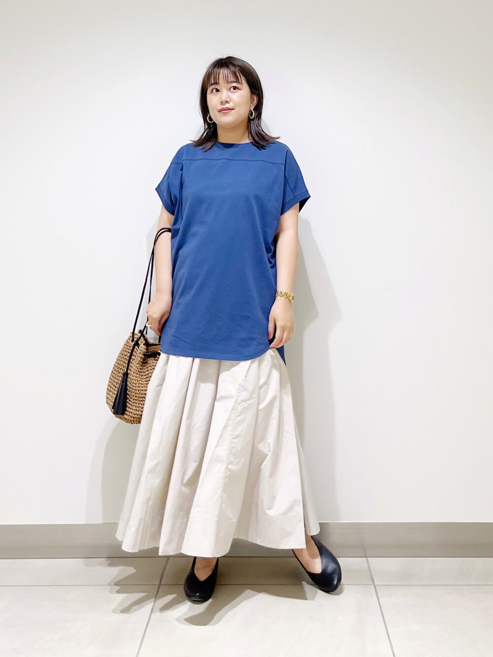 ブルー系のTシャツ/カットソー、ベージュ系のショルダーバッグ、ブラック系のパンプスを着用したレディースの夏コーディネートの2枚目の写真