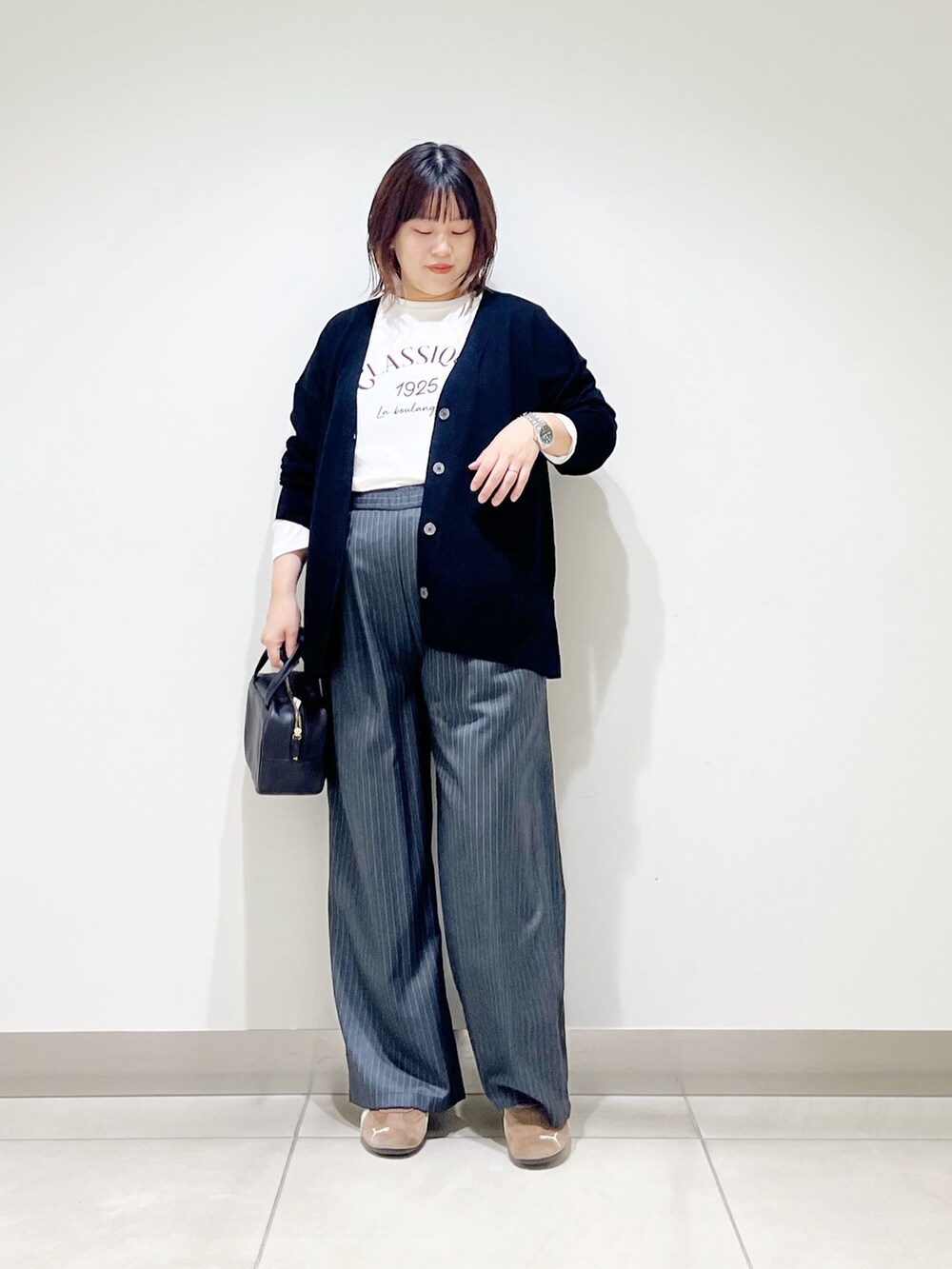 ブラック系のカーディガン/ボレロ、その他のその他パンツ、ホワイト系のTシャツ/カットソーを着用したレディースの秋コーディネートの8枚目の写真