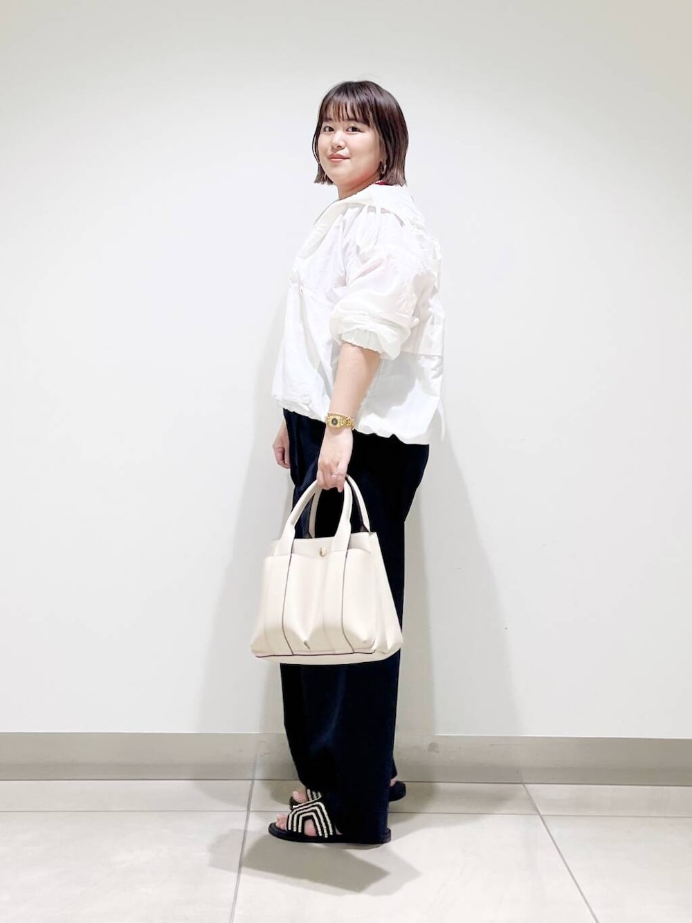 ホワイト系のトートバッグ、ブルー系のその他パンツ、ホワイト系のパーカーを着用したレディースの春コーディネートの5枚目の写真