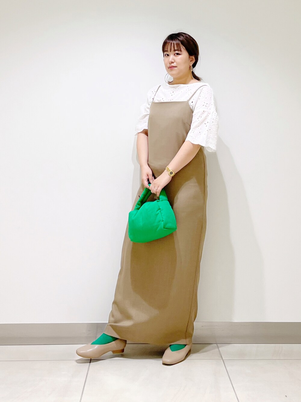 ホワイト系のシャツ/ブラウス、ブラウン系のワンピース、グリーン系のハンドバッグを着用したレディースの秋コーディネートの5枚目の写真