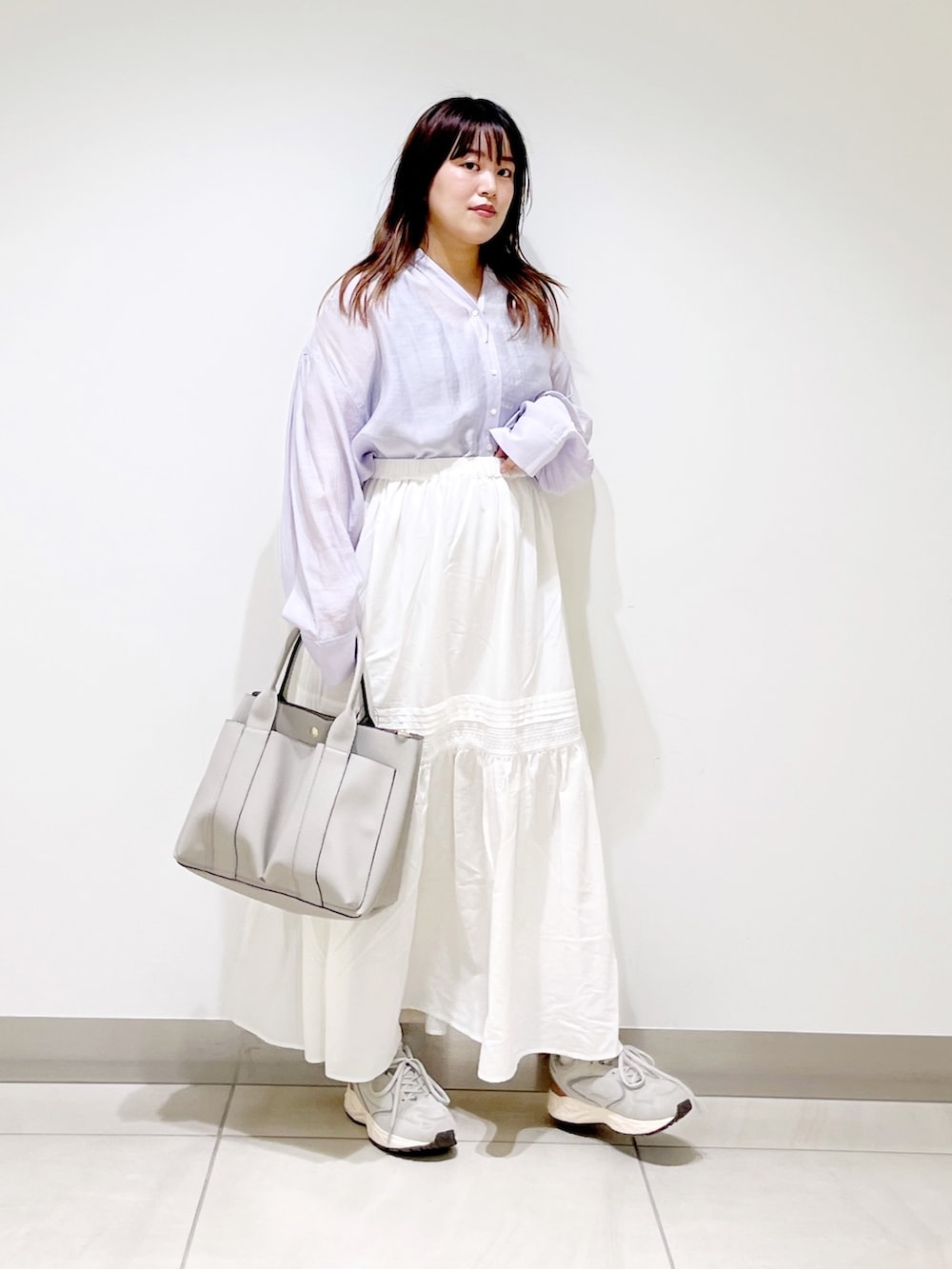 パープル系のシャツ/ブラウス、ホワイト系のスカート、グレー系のトートバッグを着用したレディースの夏コーディネートの5枚目の写真