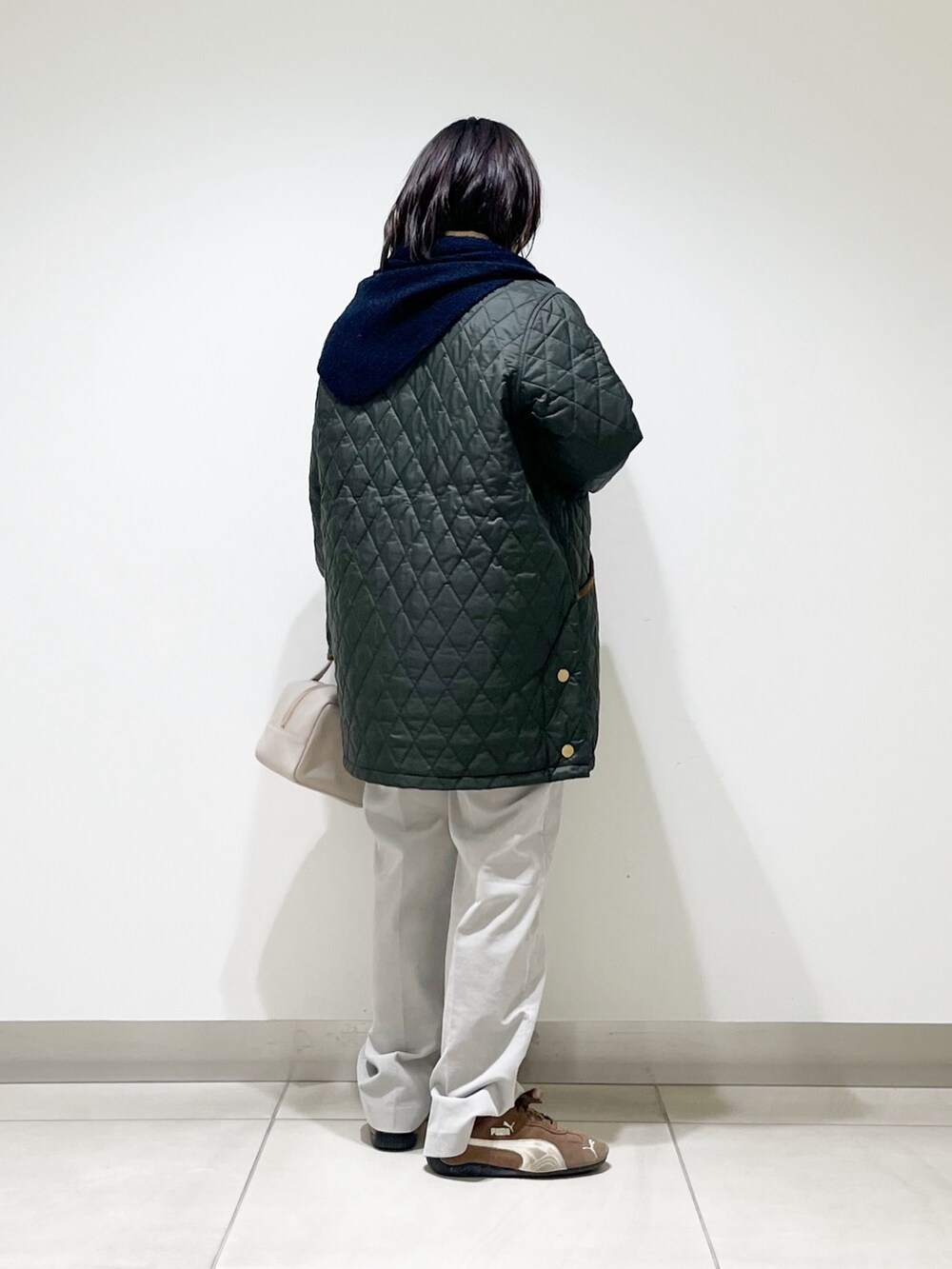 ブルー系のその他アウター、ピンク系のニット/セーター、グレー系のボストンバッグを着用したレディースの秋コーディネートの4枚目の写真