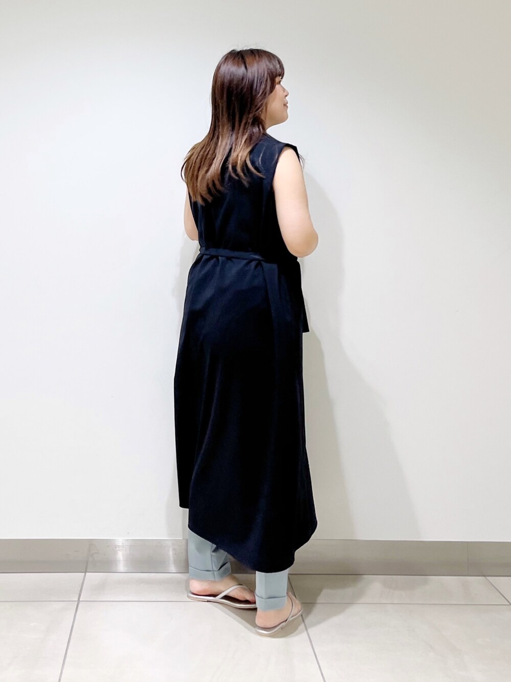 ブルー系のワンピース、ブルー系のその他パンツ、シルバー系のサンダルを着用したレディースの夏コーディネートの4枚目の写真