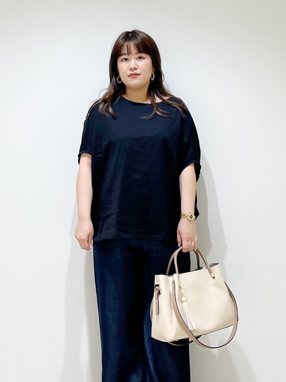 ブラック系のTシャツ/カットソー、ブルー系のその他パンツ、ホワイト系のトートバッグを着用したレディースの夏コーディネートの8枚目の写真