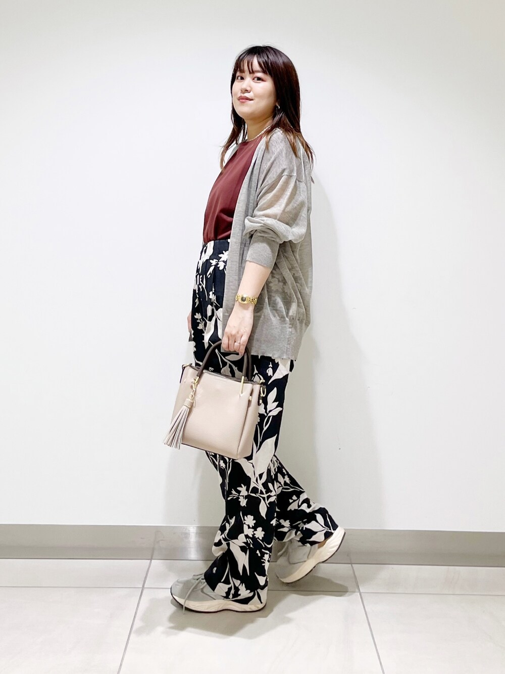 レッド系のTシャツ/カットソー、ブラック系のその他パンツ、ベージュ系のトートバッグを着用したレディースの夏コーディネートの5枚目の写真