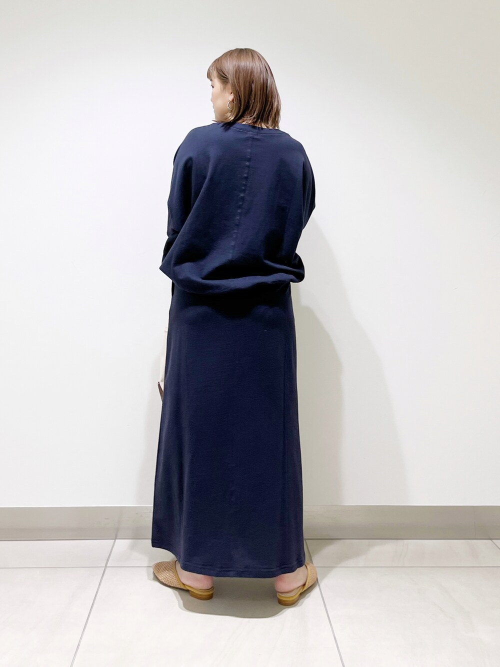 ブルー系のTシャツ/カットソー、ブルー系のスカート、イエロー系のサンダルを着用したレディースの春コーディネートの5枚目の写真