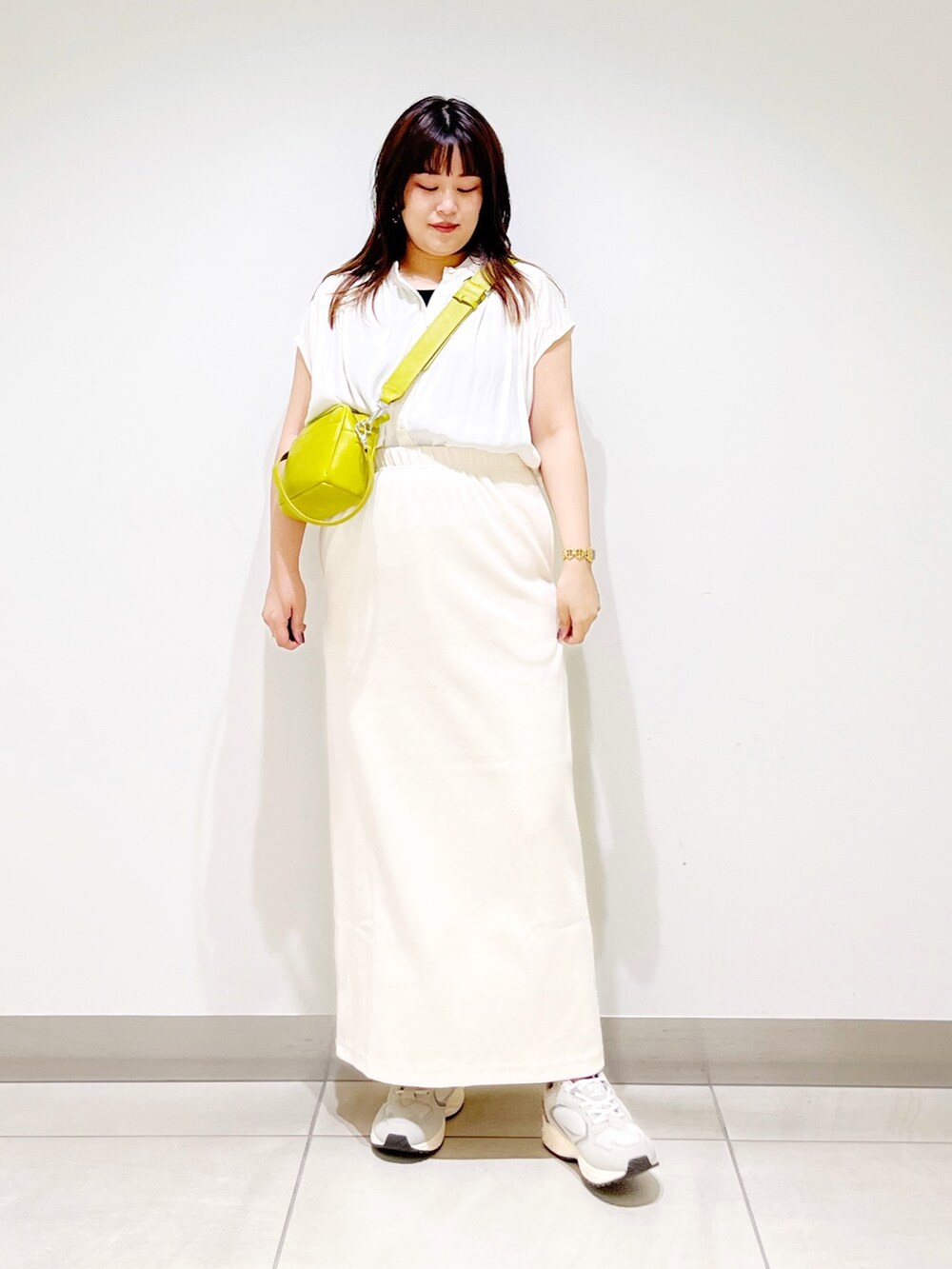 ホワイト系のシャツ/ブラウス、イエロー系のショルダーバッグ、その他のスカートを着用したレディースの夏コーディネートの9枚目の写真