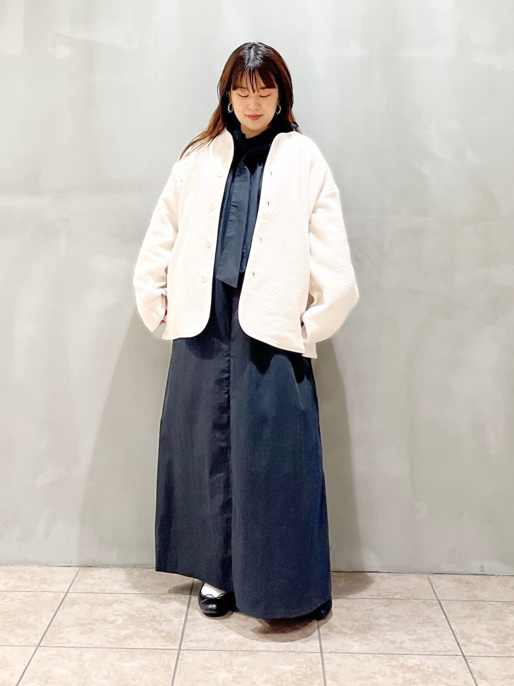 ホワイト系のノーカラージャケット、ブラック系のワンピース/ドレス、ブラック系のバレエシューズを着用したレディースの夏コーディネートの7枚目の写真