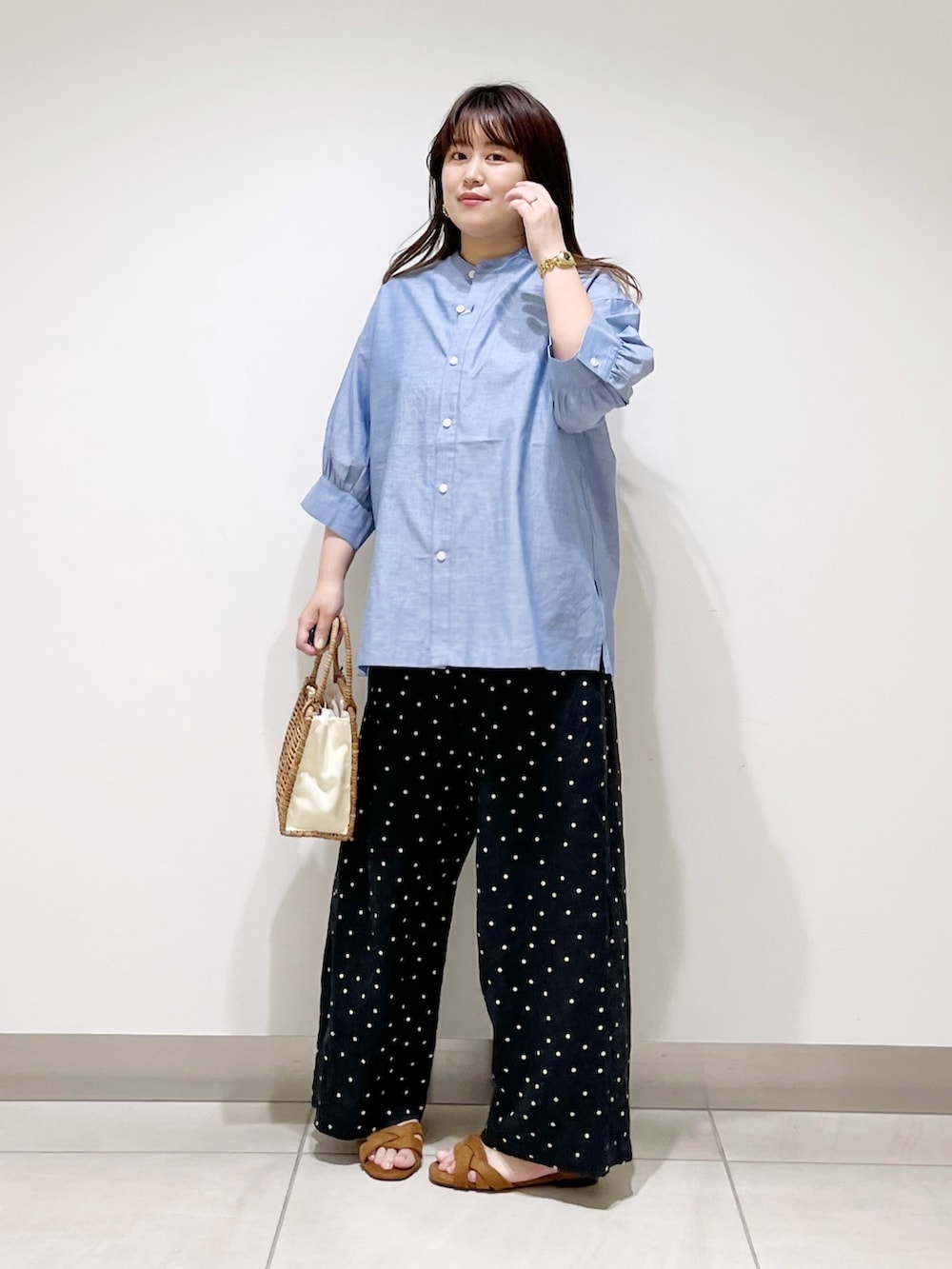 ブルー系のシャツ/ブラウス、ブラック系のその他パンツ、ベージュ系のハンドバッグを着用したレディースの夏コーディネートの6枚目の写真