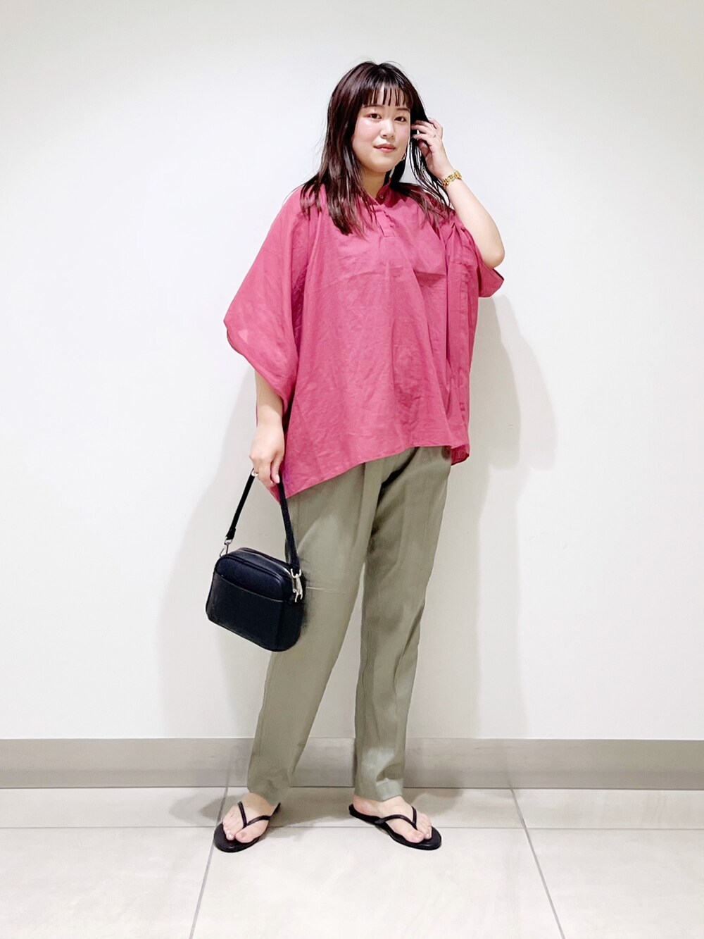 ピンク系のシャツ/ブラウス、グリーン系のその他パンツ、ブラック系のショルダーバッグを着用したレディースの夏コーディネートの7枚目の写真