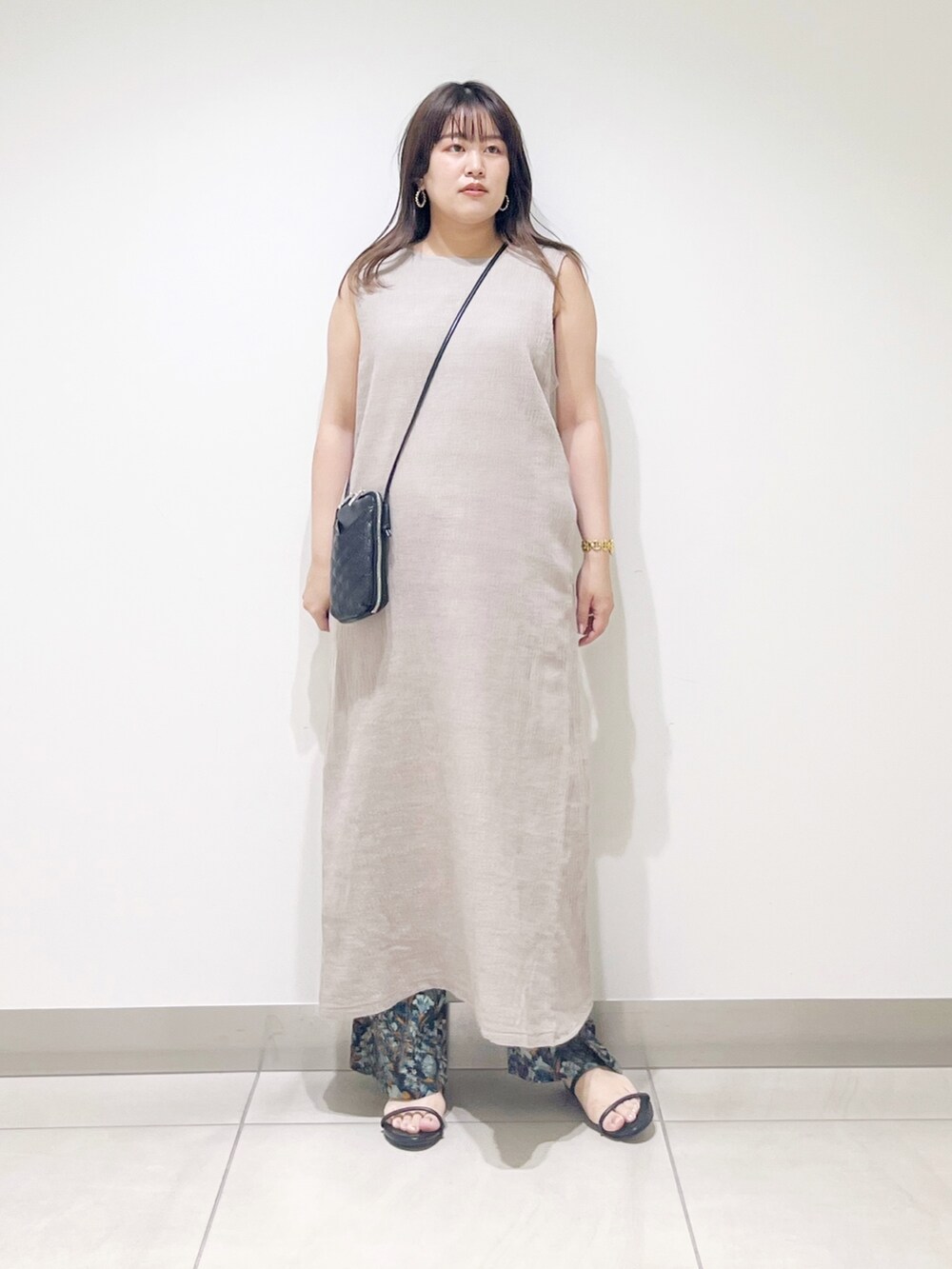 グレー系のワンピース、ブラック系のショルダーバッグ、ブルー系のその他パンツを着用したレディースの夏コーディネートの6枚目の写真