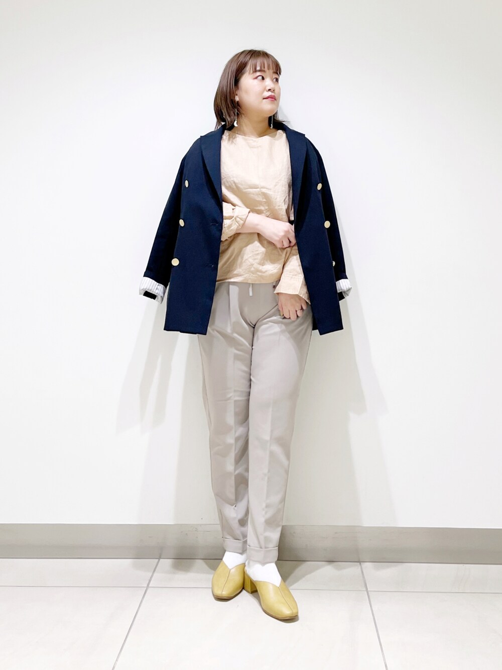 ピンク系のシャツ/ブラウス、ブルー系のその他アウター、ベージュ系のその他パンツを着用したレディースの春コーディネートの5枚目の写真