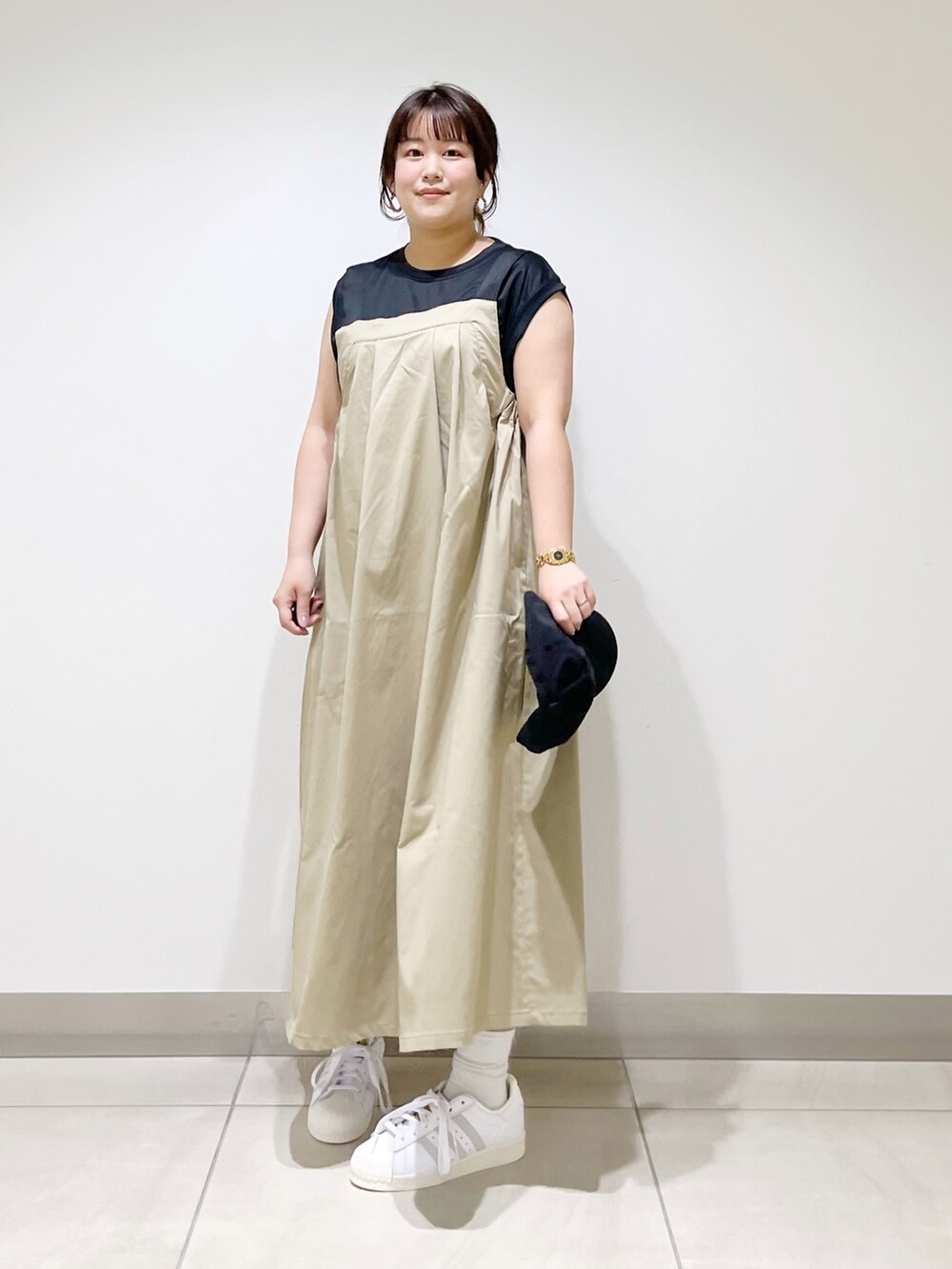 ブラック系のTシャツ/カットソー、ベージュ系のワンピース、ホワイト系のスニーカーを着用したレディースの春コーディネートの4枚目の写真