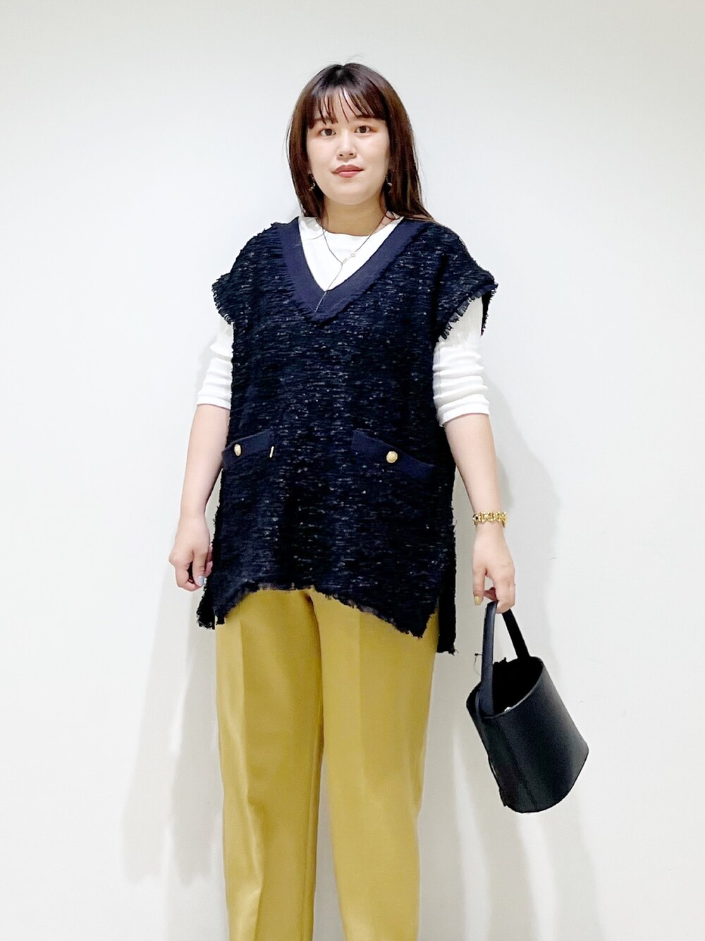 ブラック系のトップス、イエロー系のその他パンツ、ブラック系のショルダーバッグを着用したレディースの夏コーディネートの6枚目の写真