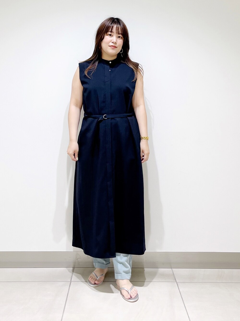 ブルー系のワンピース、ブルー系のその他パンツ、シルバー系のサンダルを着用したレディースの夏コーディネートの9枚目の写真