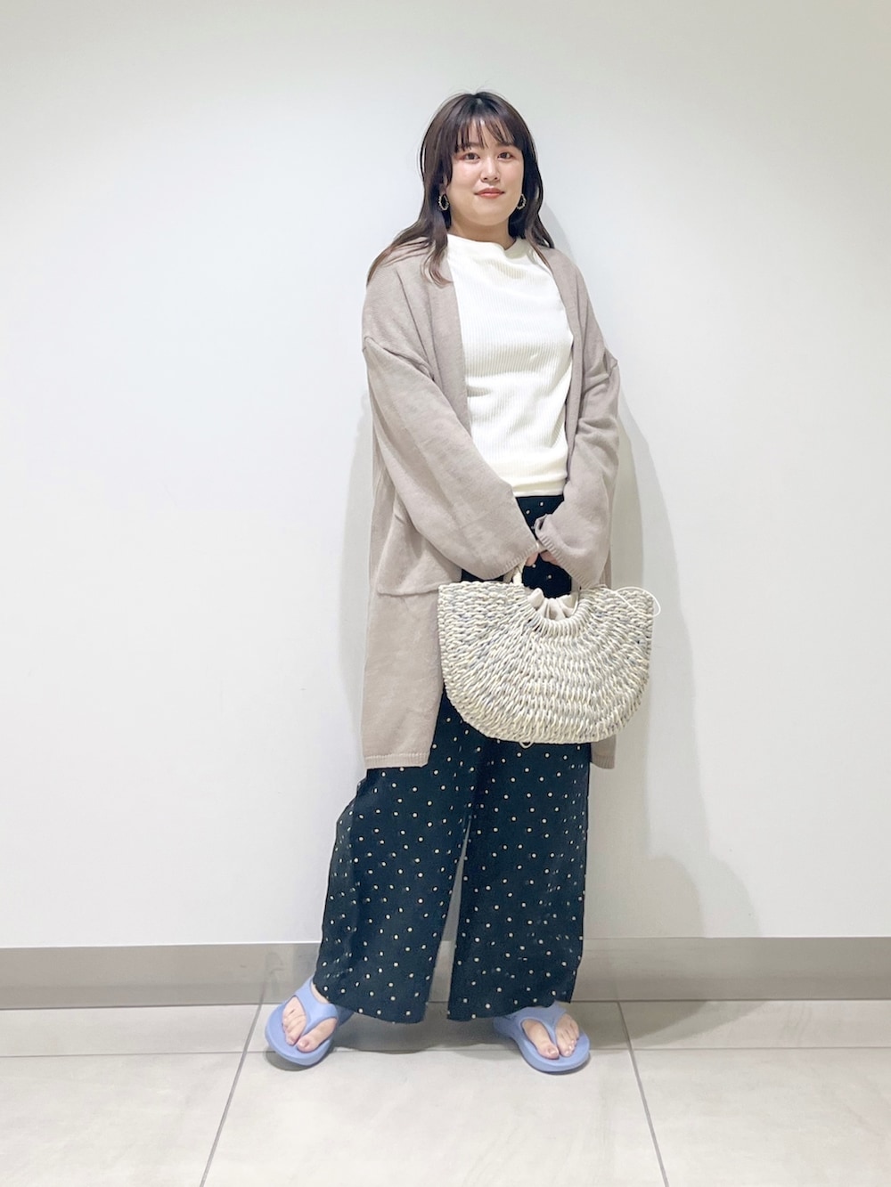 ベージュ系のカーディガン/ボレロ、ホワイト系のTシャツ/カットソー、ブラック系のその他パンツを着用したレディースの春コーディネートの4枚目の写真